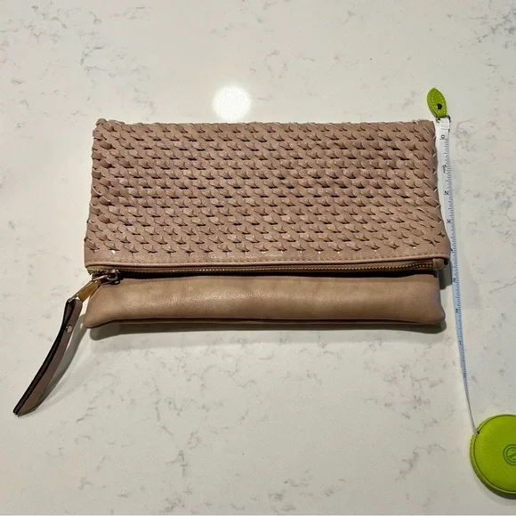 Urban Expressions beige woven convertible clutch/shoulder bag - Picture 2 of 6